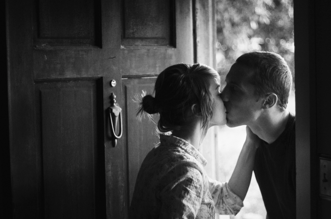 kiss-at-door