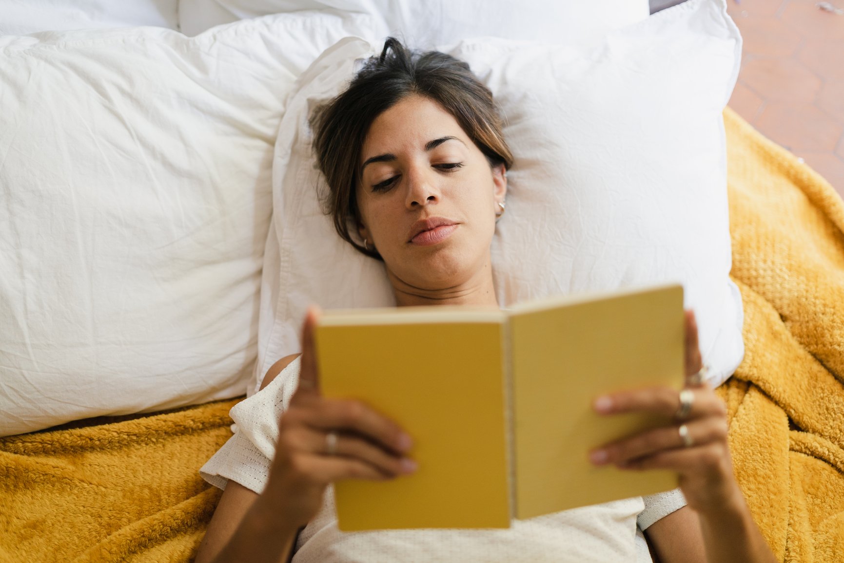 vrouw leest in bed