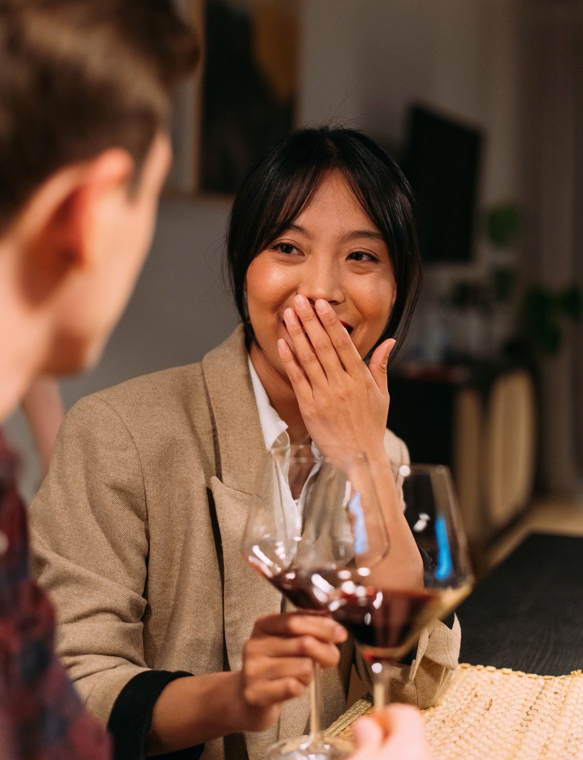 vrouw die wijn drinkt