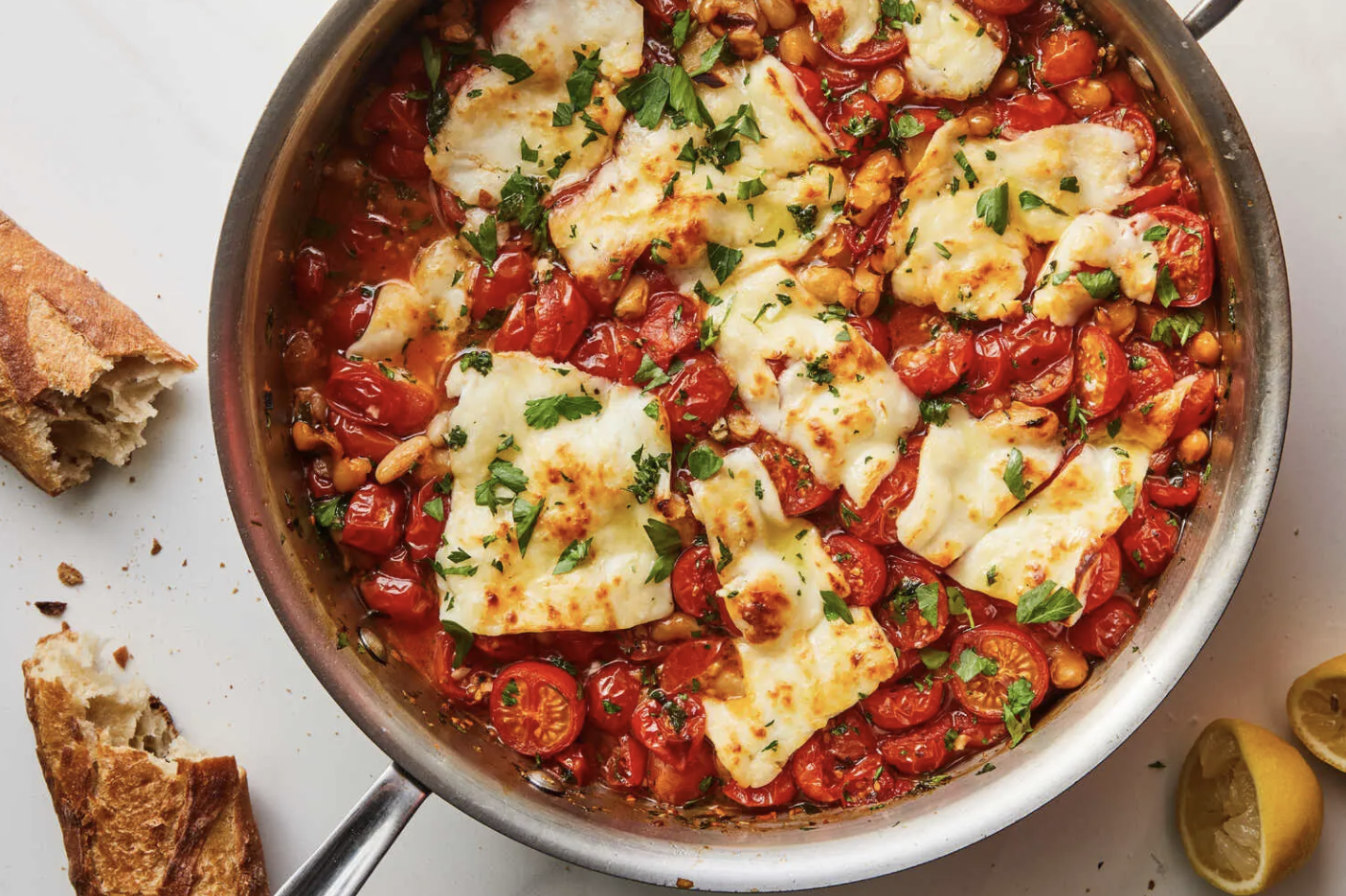 halloumi met tomaten en witte bonen