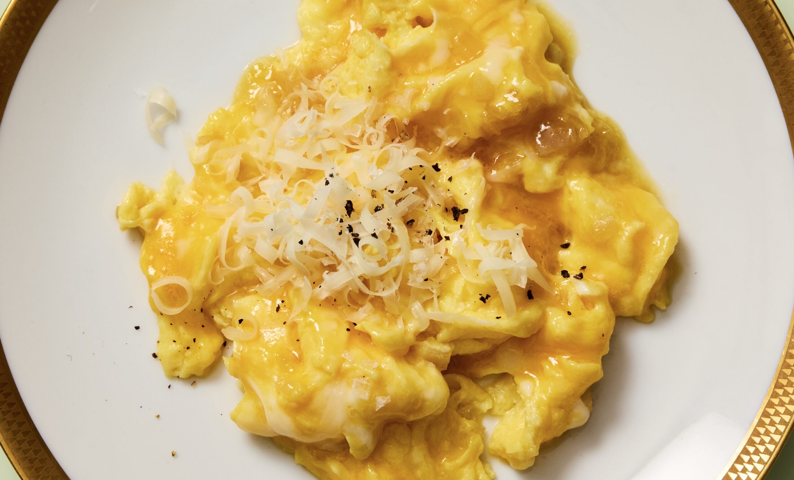 Zachte Scramble met Sjalotten & Comté