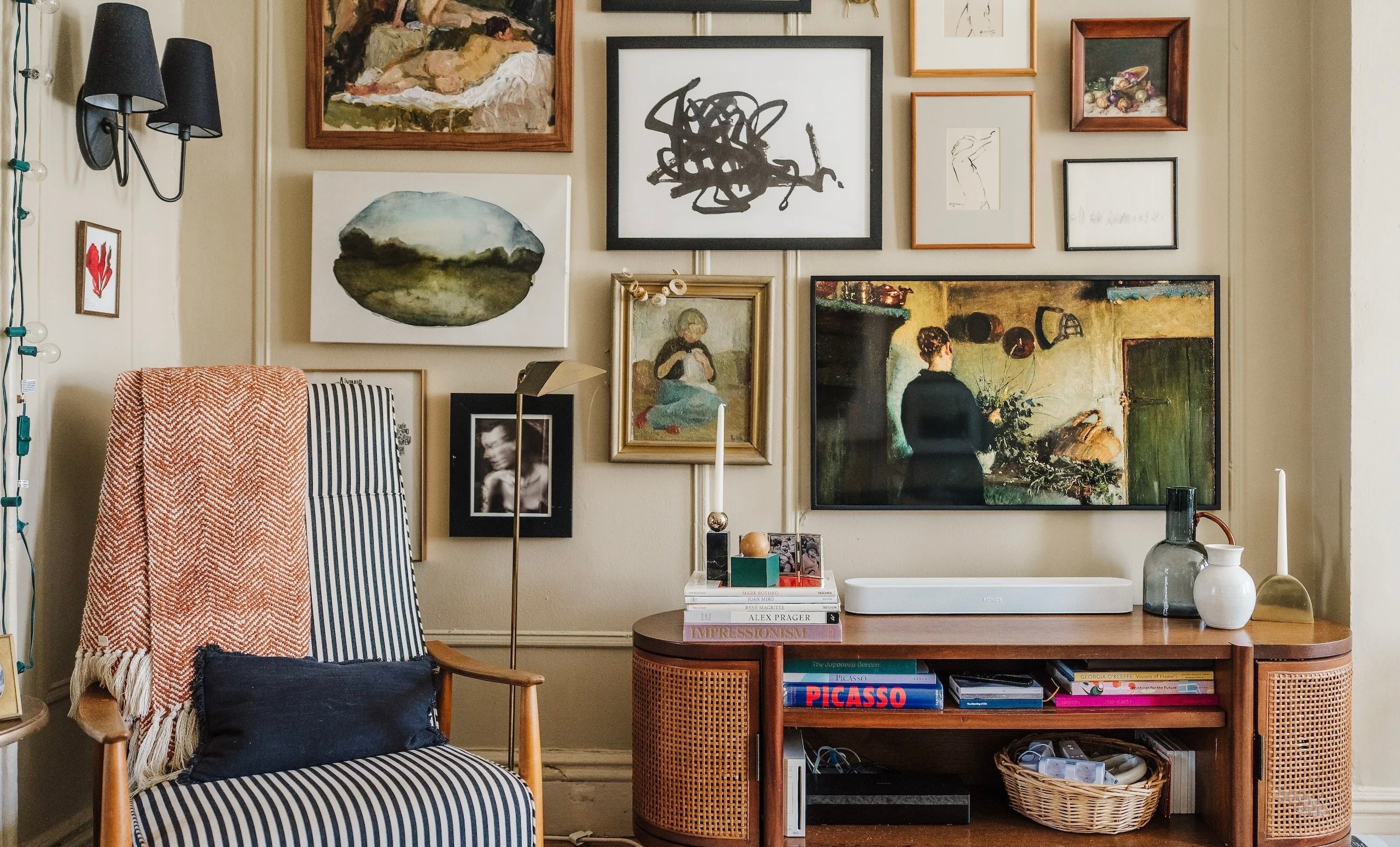 Het huis van Alison Piepmeyer staat vol met boeken en ‘dramatische’ verf